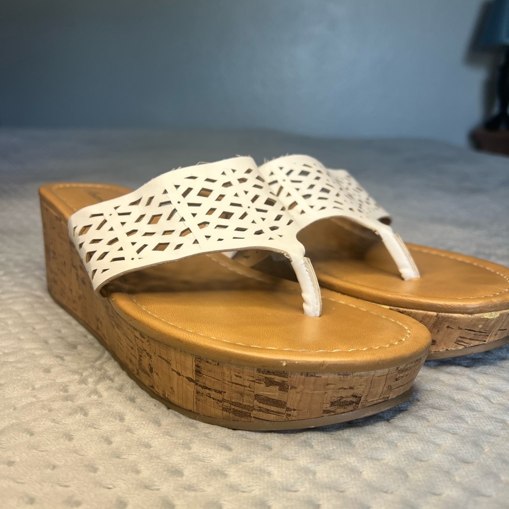 American Eagle Womens White Wedge Sandals Shoes Flip Flops Size 9.5 - Picture 7 of 12